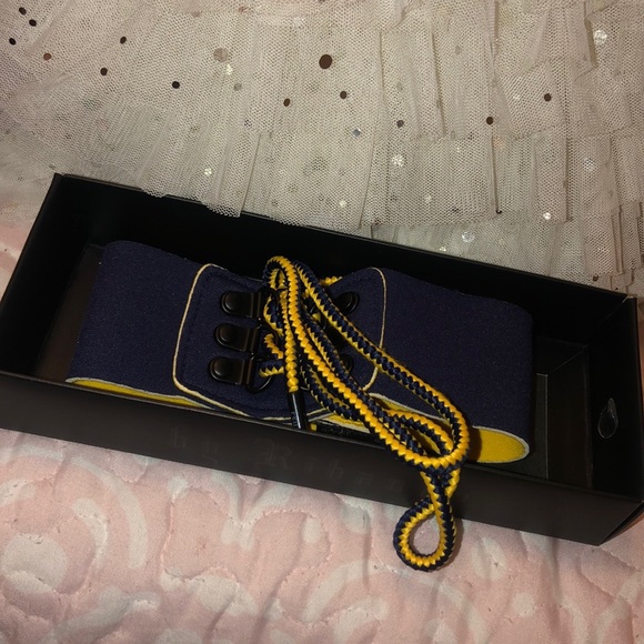 π
ππ
β’ π·π FENTY ππ·β’ β¦ Neckline Vibes - Picture 3 of 8